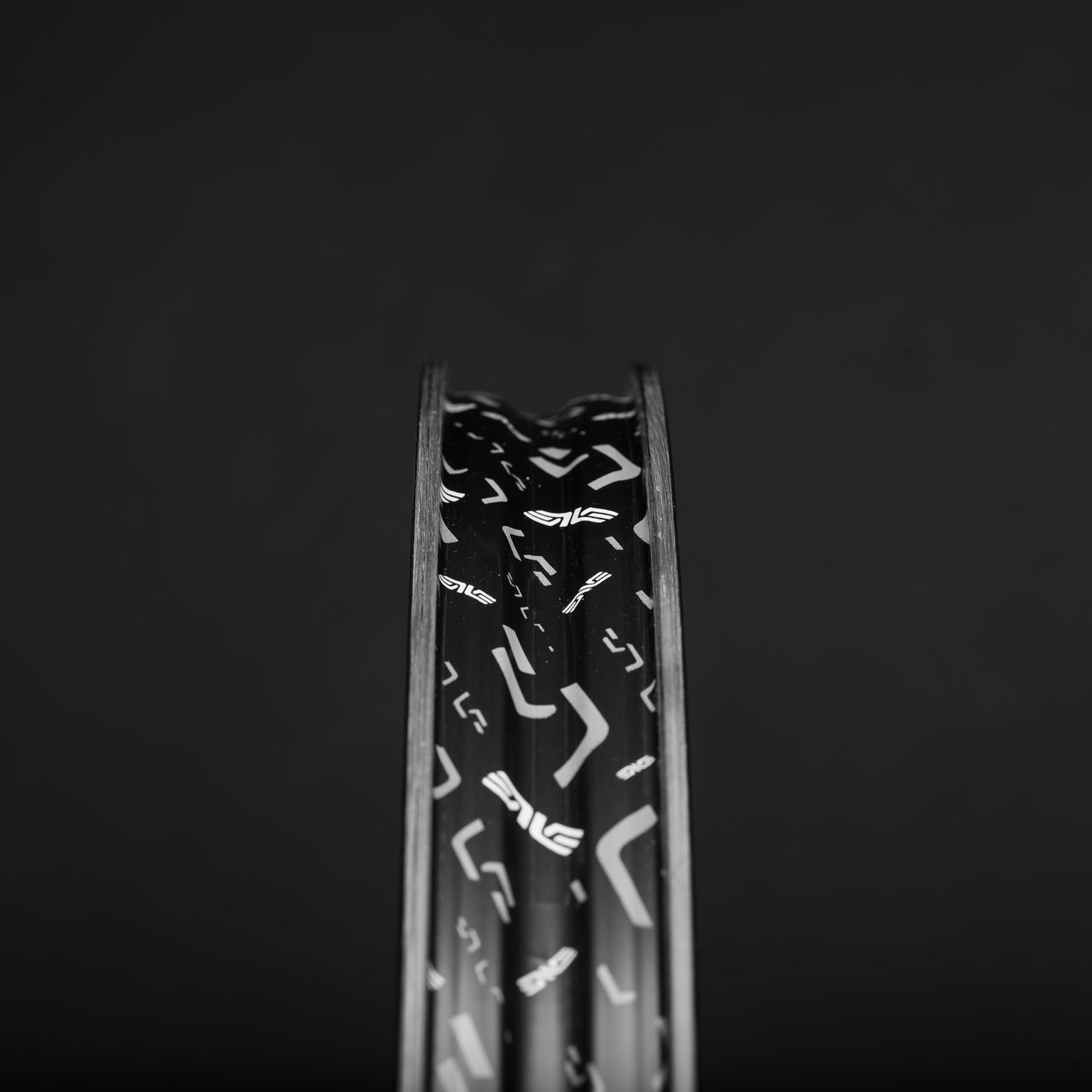 A Enve SES gravel wheel image showing the tyres inner rim width and tubeless tape