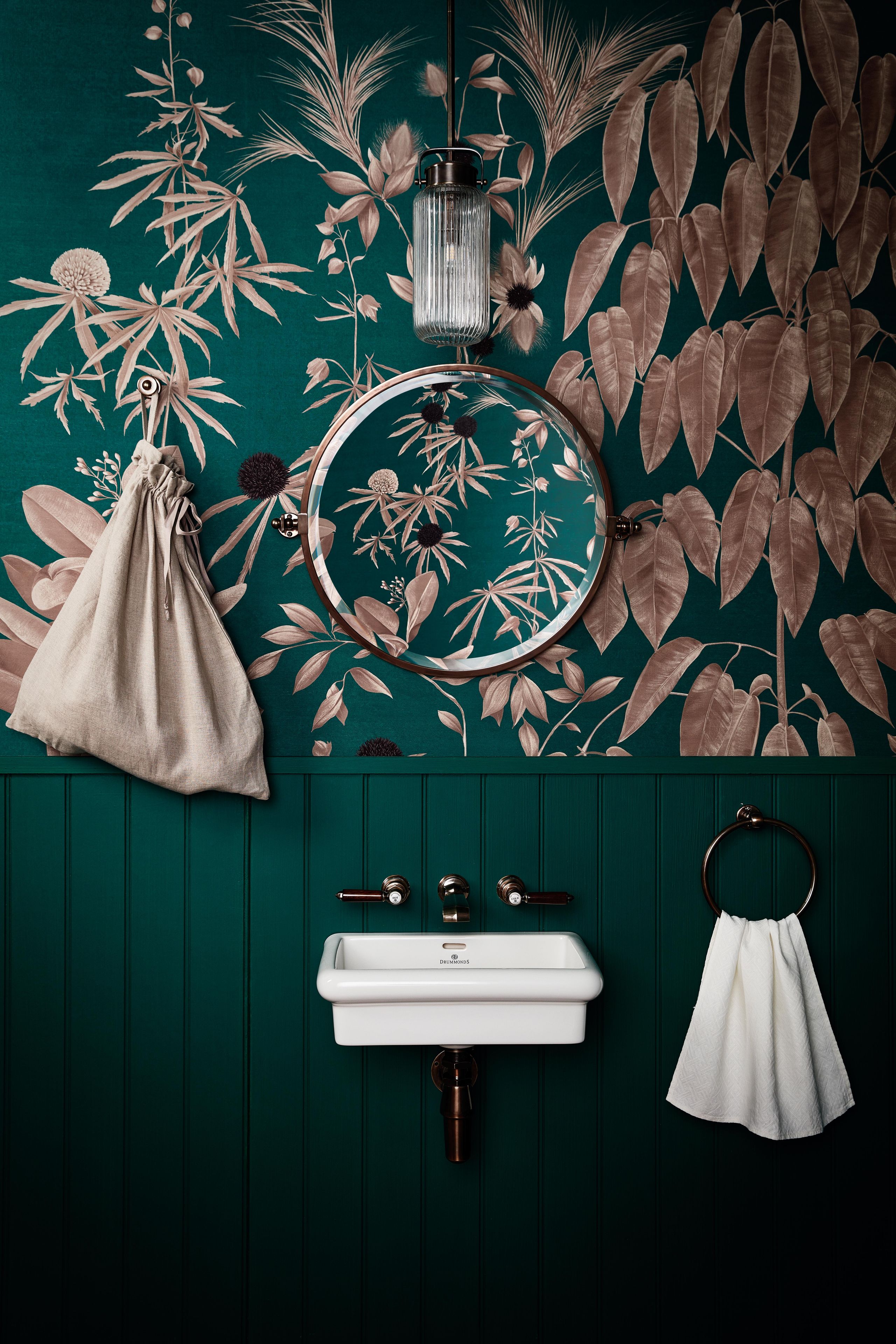 Badezimmer in Benjamin Moore Calypso Green gemalt