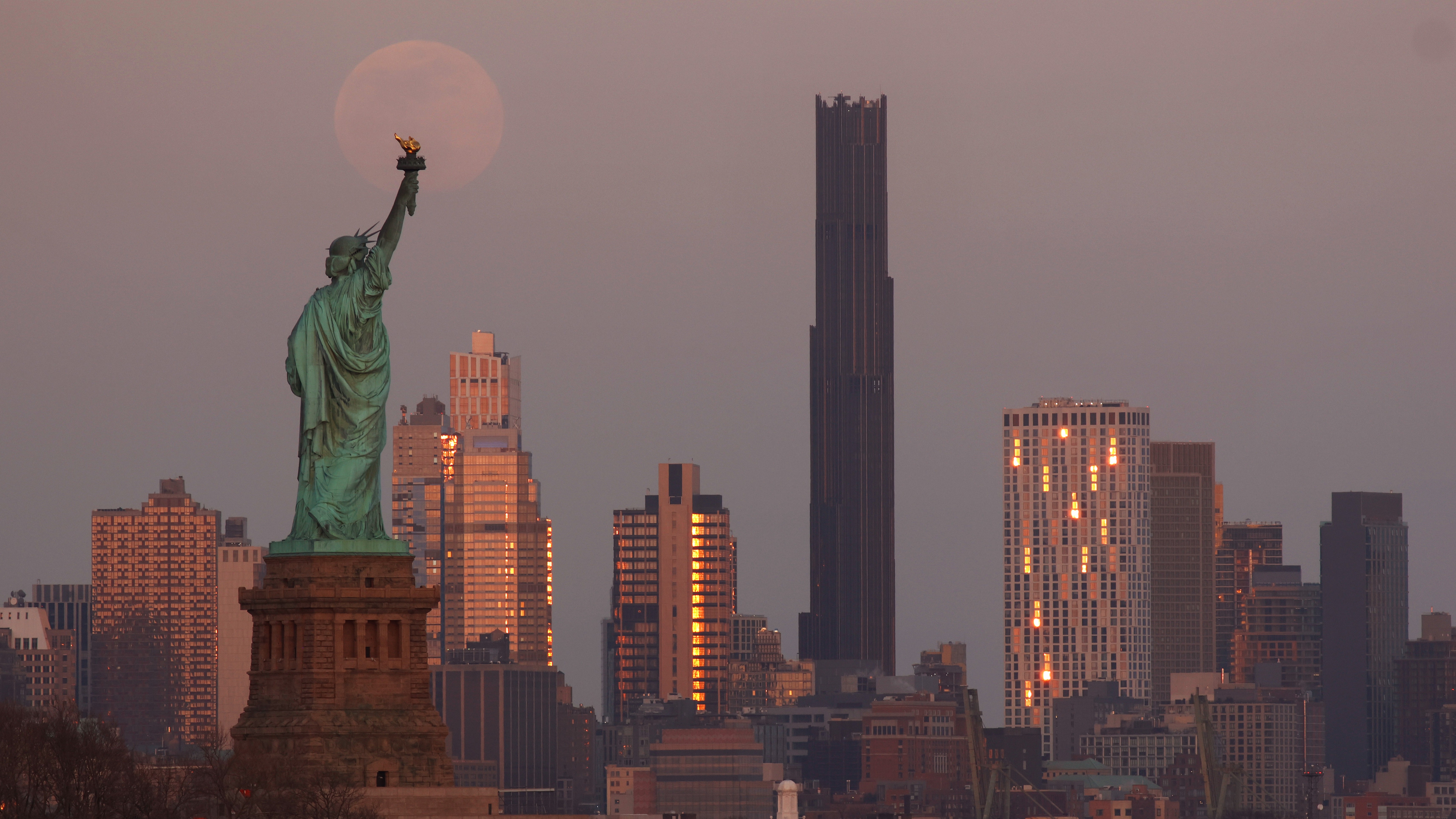 O fotografie cu „Luna de sânge” care se plimba deasupra Statuii Libertății din New York.