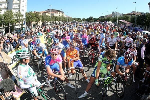 The peloton waiting for the gun to blast.