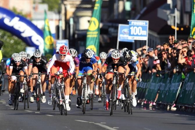Kimberley Wells (Specialized - Securitor) and Loren Rowney (Specialized - lululemon) go head-to-head