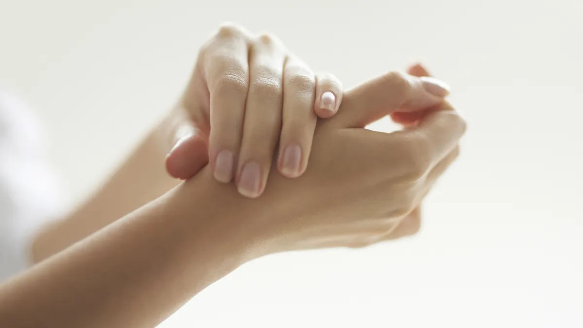 Das Bild zeigt die Hände einer Frau mit gesunden Nägeln