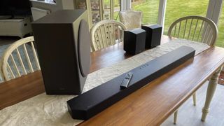 Die Samsung HW-Q930B Soundbar auf einem Holztisch.
