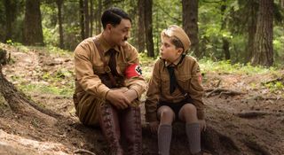 Jojo Rabbit -elokuvan päähenkilö mielikuvitus-Hitlerin kanssa