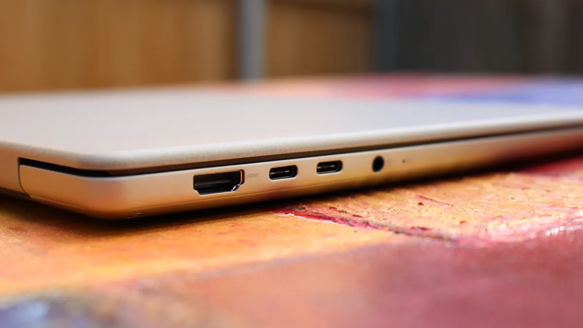 Включенный 14-дюймовый OLED дисплей ASUS ZenBook 14
