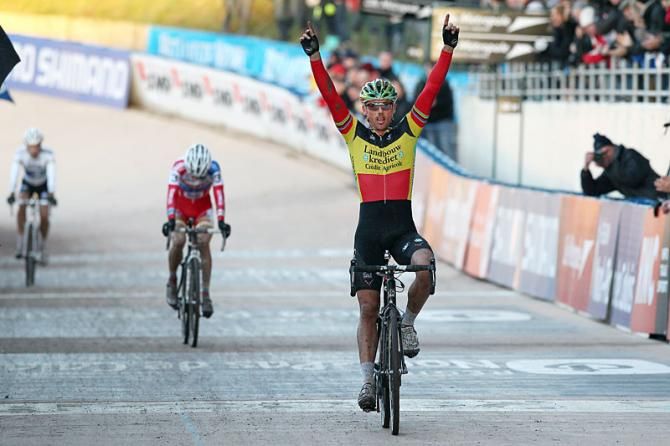 Sven Nys takes the World Cup victory in Roubaix.