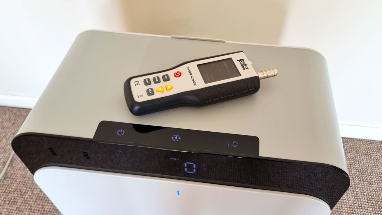 An air particle monitor on top of the BlueAir Classic Pro CP7i air purifier