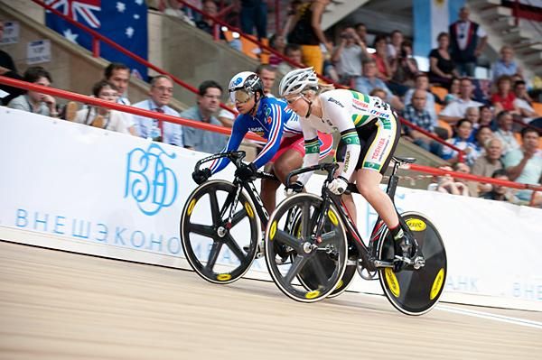 Annette Edmondson (Australia, right) in the women's sprint quarter finals.