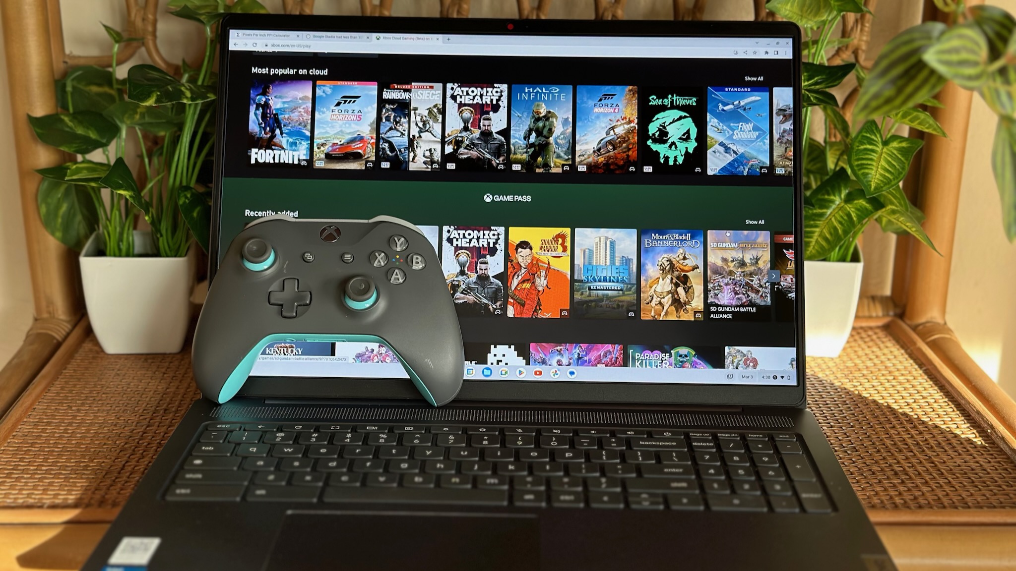 Lenovo 5i Chromebook (16 polegadas) mostrando o Xbox Cloud Gaming com um controle do Xbox na frente.