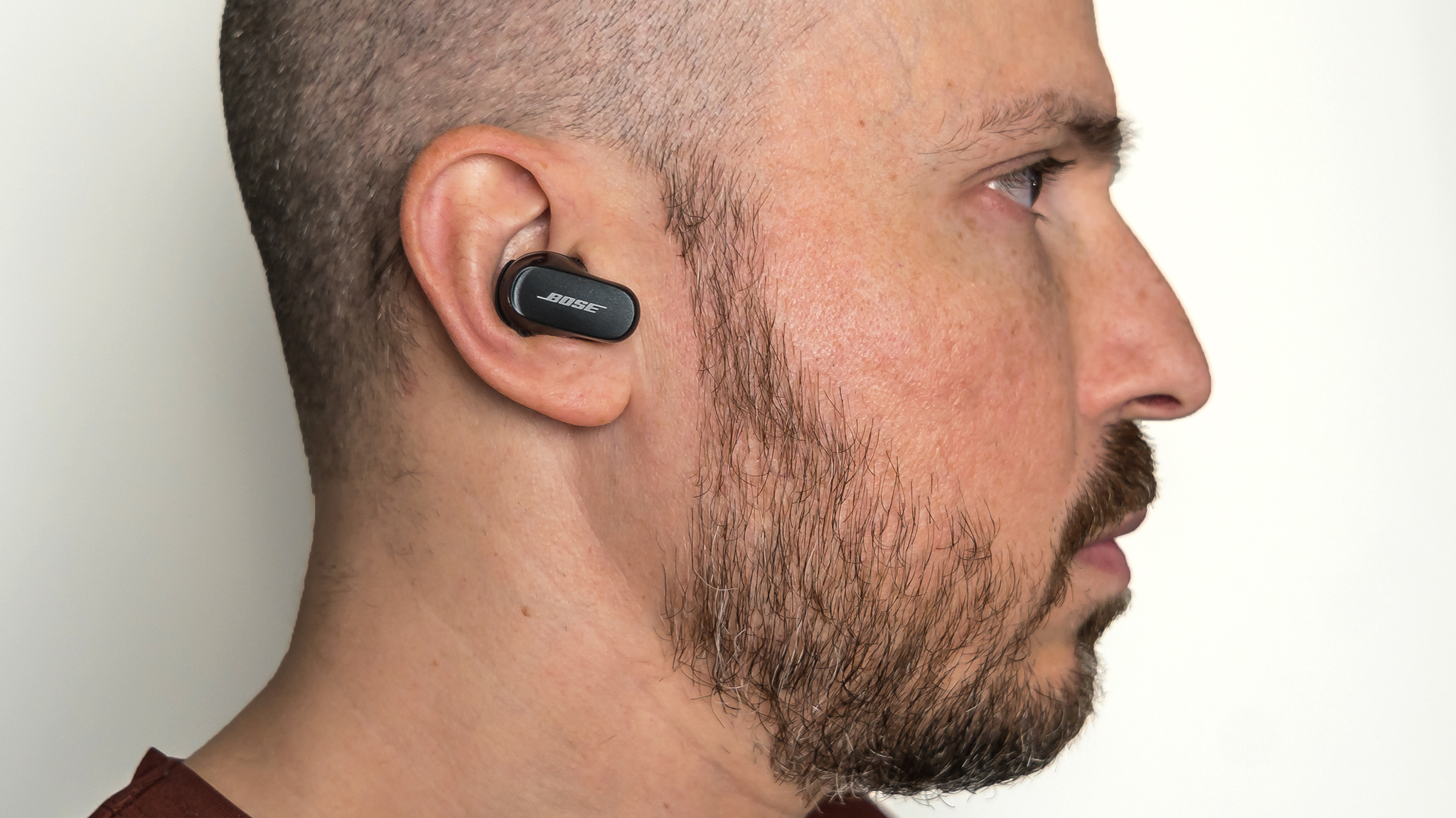 Bose QuietComfort Earbuds II'yi takmak.