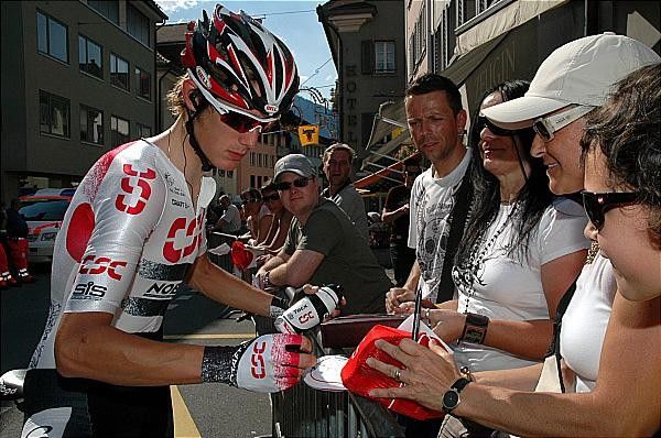 Andy Schleck (Team CSC) signs autographs.