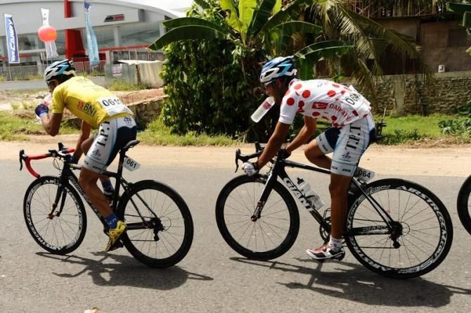 Ghader Mizbani (L) and Amir Kolahdozhagh (Tabriz Petrochemical Cycling Team) take a drink.