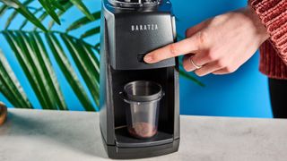 the baratza encore esp coffee grinder with a 200g capacity hopper, steel burr, with plastic black exterior