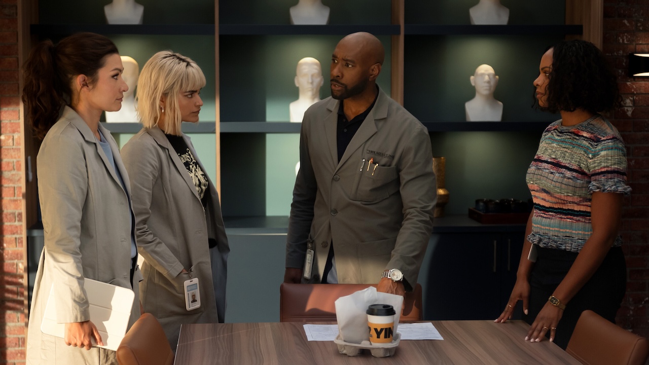 ワトソン シーズン 2x03 の事件についてサーシャ、イングリッド、ライラと話すジョン