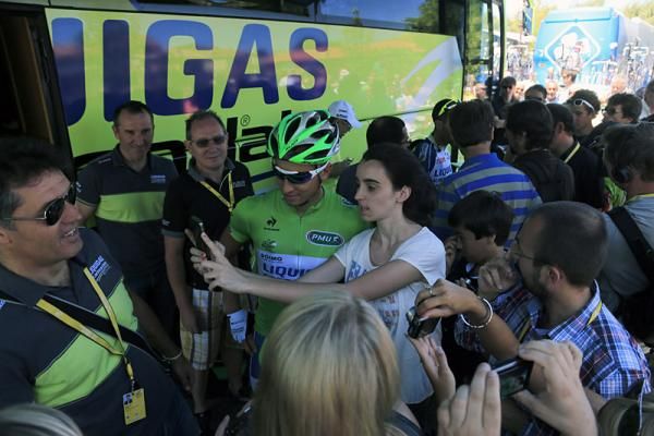 Points leader Peter Sagan (Liquigas-Cannondale) poses for a photo with a fan prior to the start of stage 15.