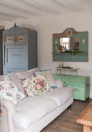 vintage-style-living-room-with-bright-pastel-coloured-furnishing