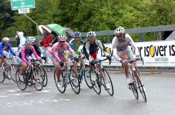 Alexandre Vinokourov (Astana) follows Stefano Garzelli (Acqua &amp; Sapone) and Filippo Pozzato (Katusha) inside the final kilometre