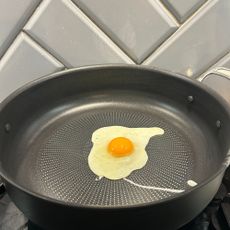 Jamie Oliver by Tefal Cook's Classics H9129943 30cm All in One Pan - cooking eggs