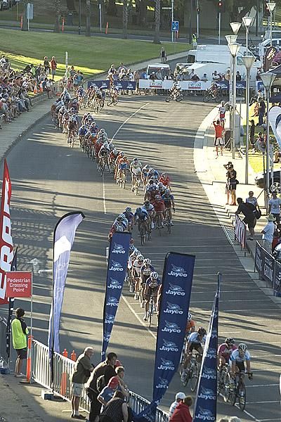 The men's peloton snake their way down the home straight in Geelong.