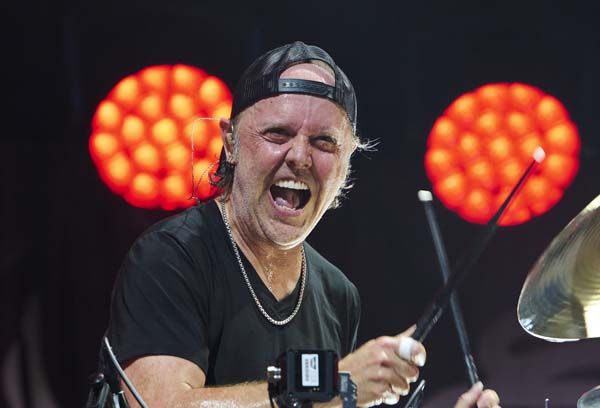 Lars Ulrich playing drums