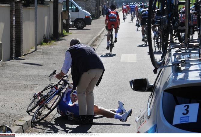 Nacer Bouhanni picked himself up to claim stage 1 for the second year in a row