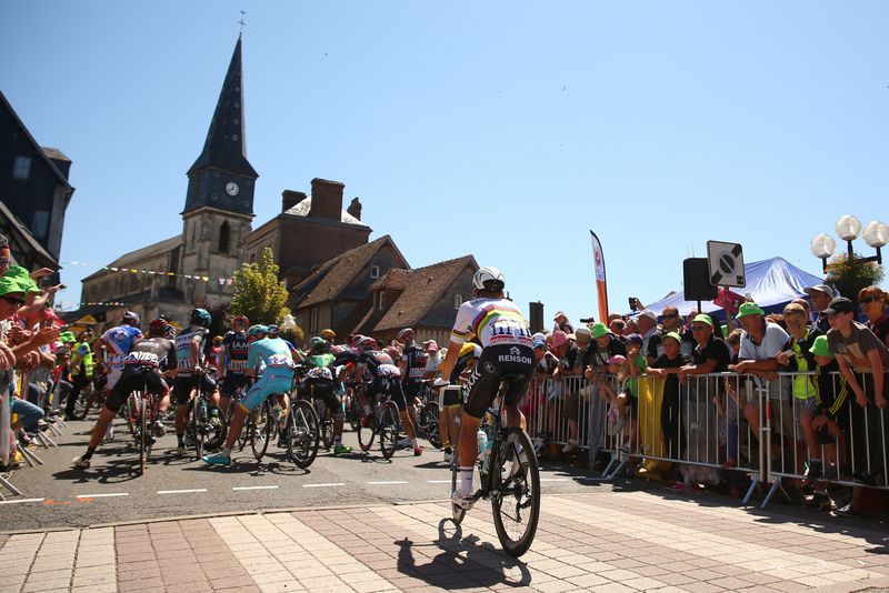 Michał Kwiatkowski joins the peloton on the start line