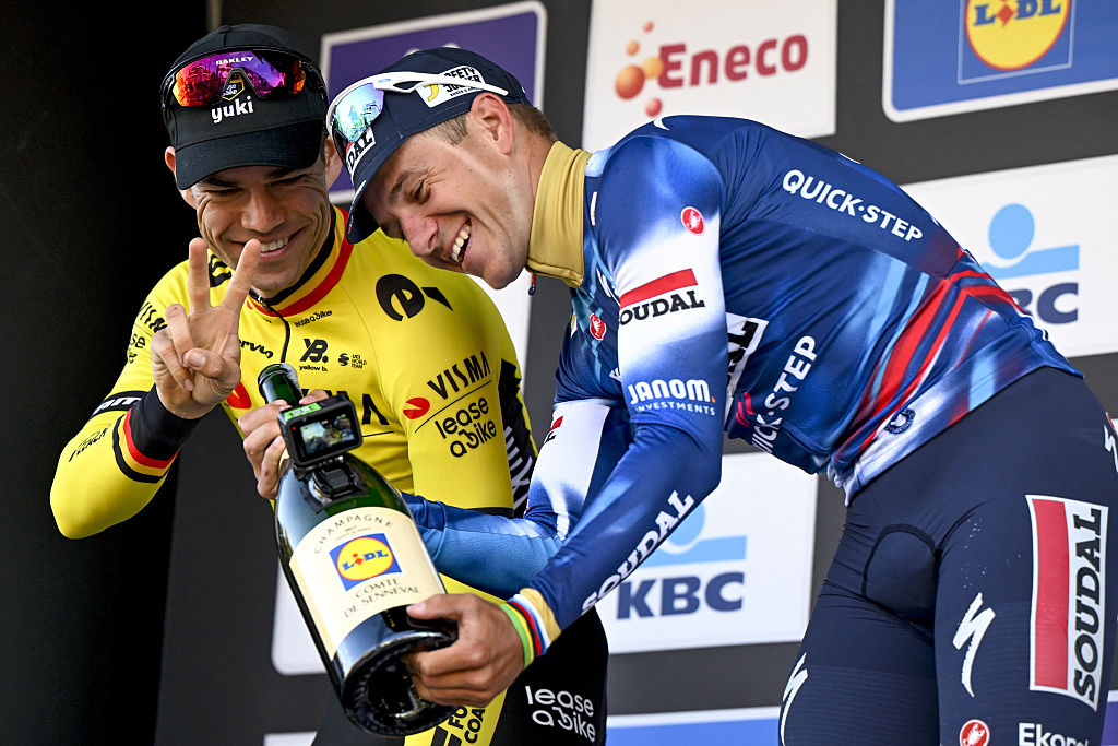 (De izquierda a derecha) El belga Wout van Aert, segundo clasificado del equipo Visma-Lease a Bike, y Remco Evenepoel, belga de Soudal Quick-Step, primer clasificado, se hacen un selfie en el podio tras la carrera ciclista masculina de un día 