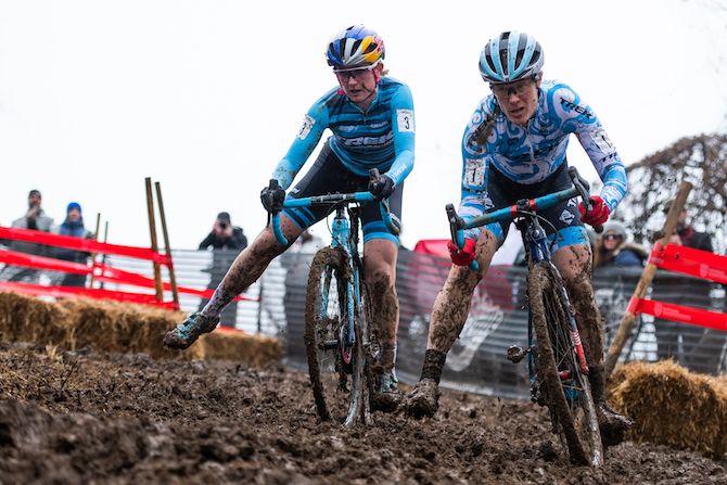 Katie Compton makes her decisive move on Ellen Noble to take the lead and eventual win