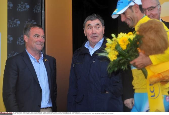 Bernard Hinault and Eddy Merckx look on as Nibali collects another yellow jersey