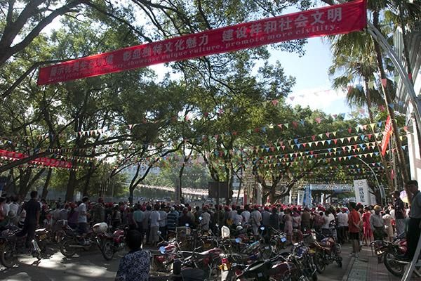 Plenty of scooters and people awaited the start to stage three beneath the trees in Wuzihshan.