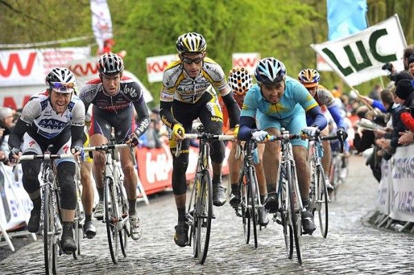 George Hincapie (Columbia Highroad) bides his time in the chasing group.