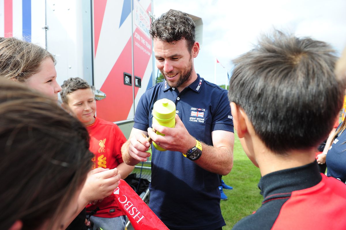 Mark Cavendish signs autographs for kids