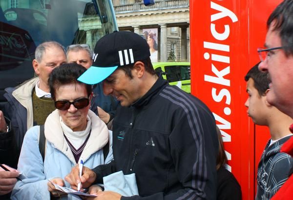 Juan Antonio Flecha (Sky) signs autographs for the fans