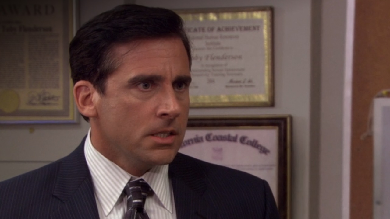 Michael parece loco en la oficina.