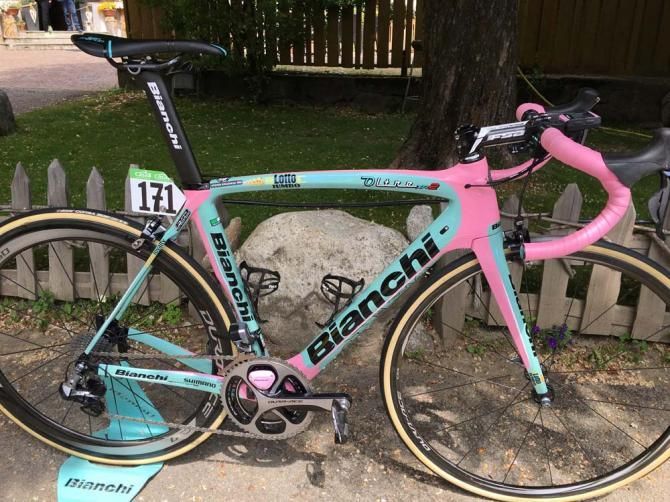 Kruijswijk's Bianchi Oltre XR2 was a mix of the iconic Giro pink and Bianchi celeste colours