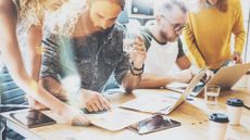 Persone al lavoro in ufficio