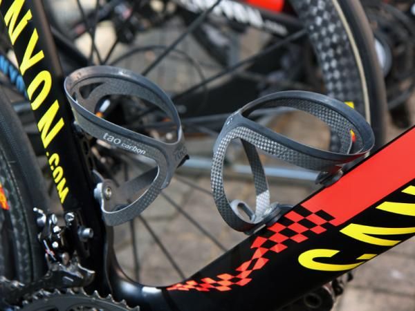 Two Tacx Tao Carbon bottle cages hold bidons at the ready.