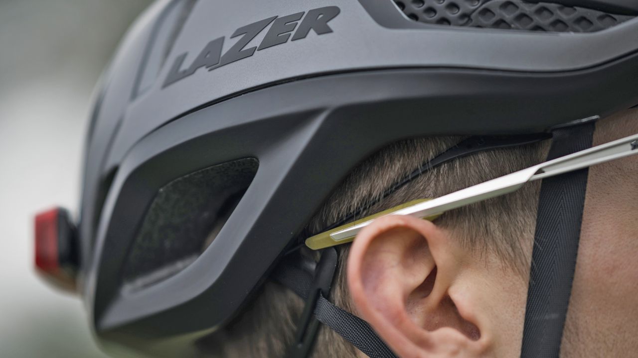 A detail view of the Lazer Vento with KinetiCore showing sunglass arms touching the cradle