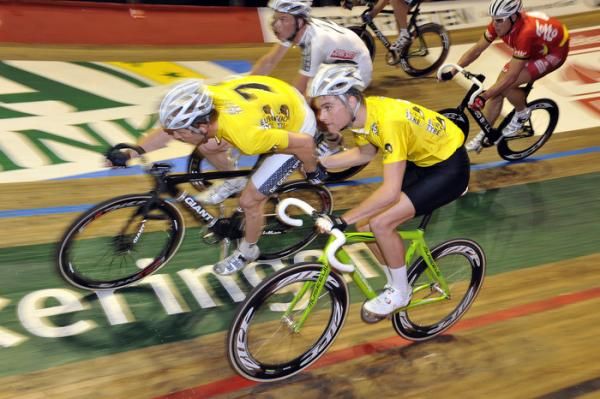 Tosh Van Der Sande and Andreas M&uuml;ller (Euro Tyre) dig deep