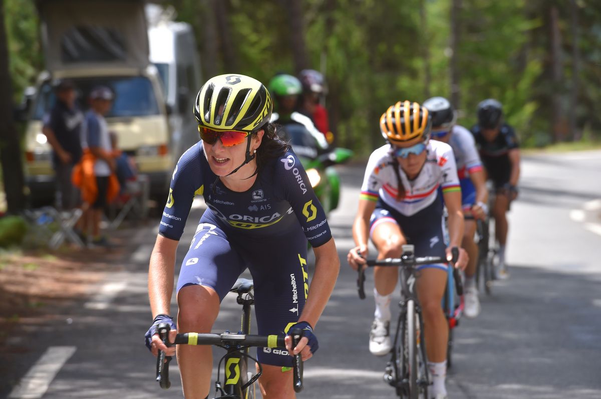 Annemiek van Vleuten (Orica Scott) rides away from Lizzie Deignan (Boels Dolmans)