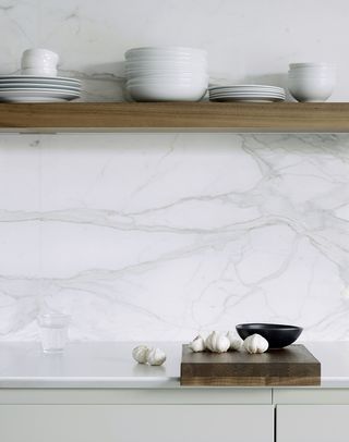 How to make a white kitchen look warm with a marble backsplash