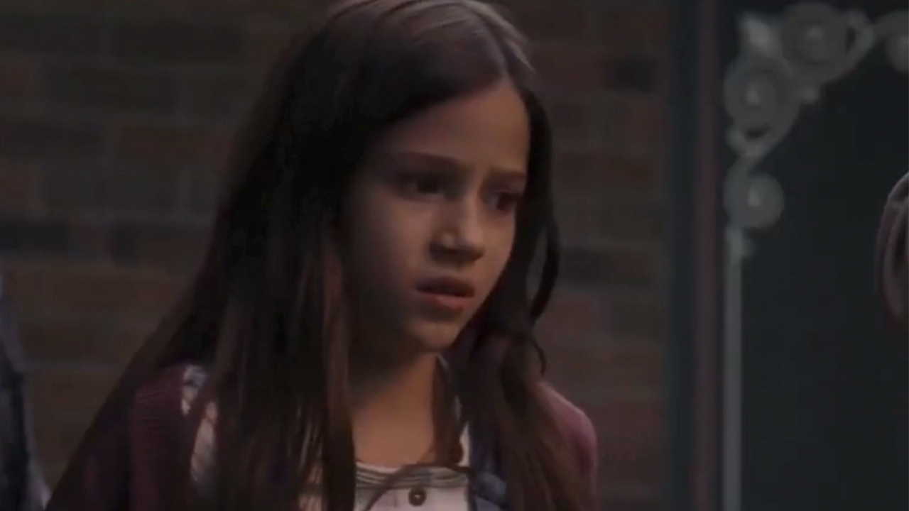 ジョー・ピケットを心配するスカイウォーカー・ヒューズのクローズアップ