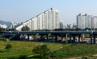 City Keukdong apartments, constructed at a 22 degree angle