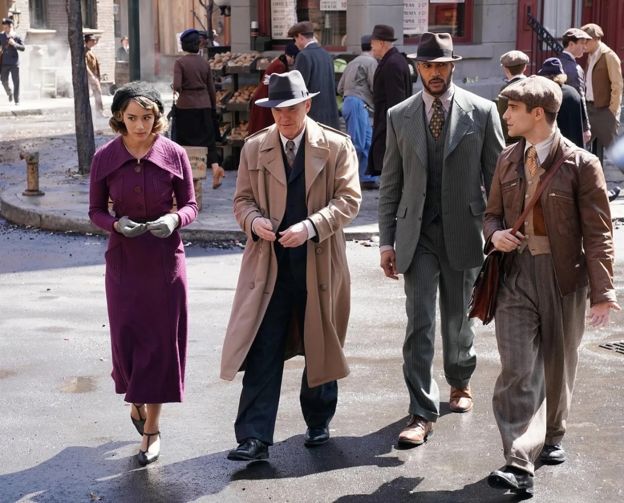 Un'immagine esclusiva divulgata da Marvel mostra gli agenti dello SHIELD in incognita per le strade di una New York anni '30