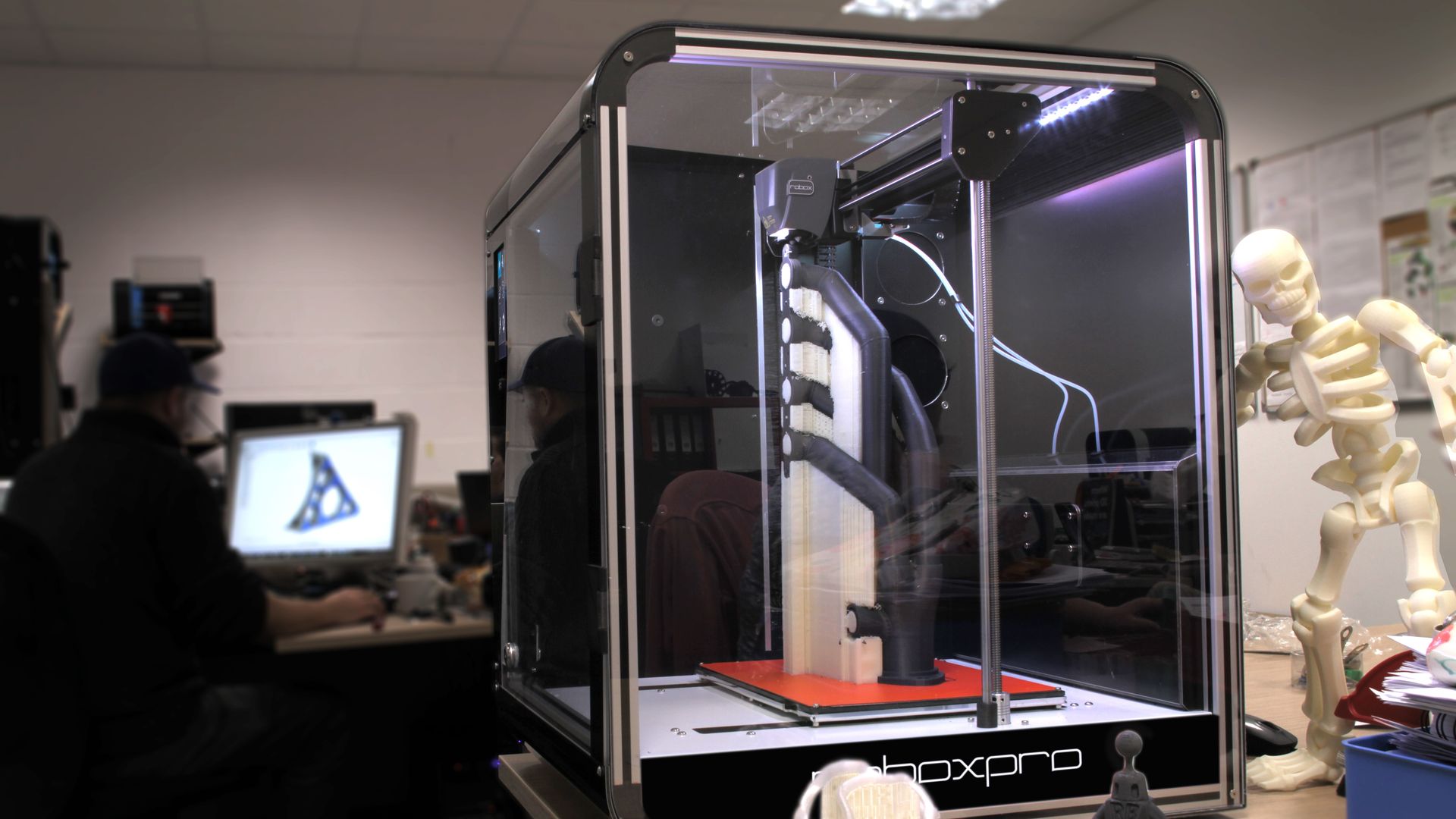 Топ принтеров 2023. Makerbot 3d принтер 2014. 3d принтер v700. 3д принтер Makerbot изнутри. Automaker 3в.