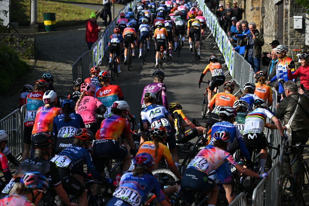 A minor crash in the peloton at Fleche Wallonne Femmes.