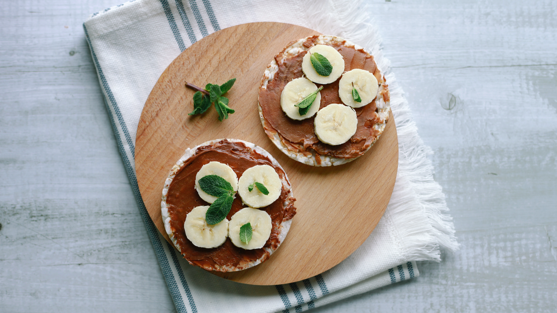 Rice cakes with banana and nutella