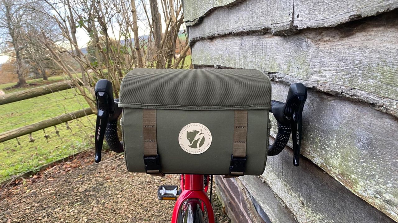 Image shows the Specialized/Fjällräven handlebar bag and rack