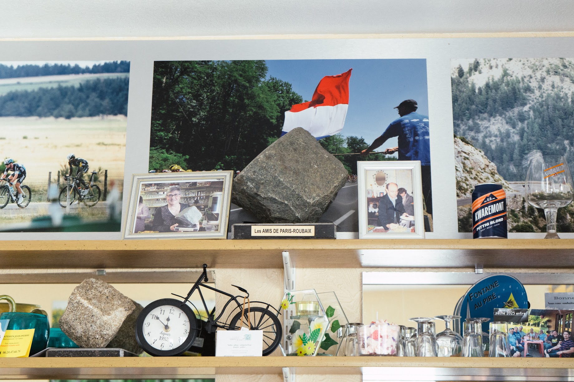 Un adoquín adorna las estanterías detrás de la barra de Chez Françoise