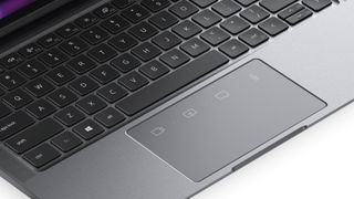 En närbild på den nya pekplattan på Dells nya laptop.